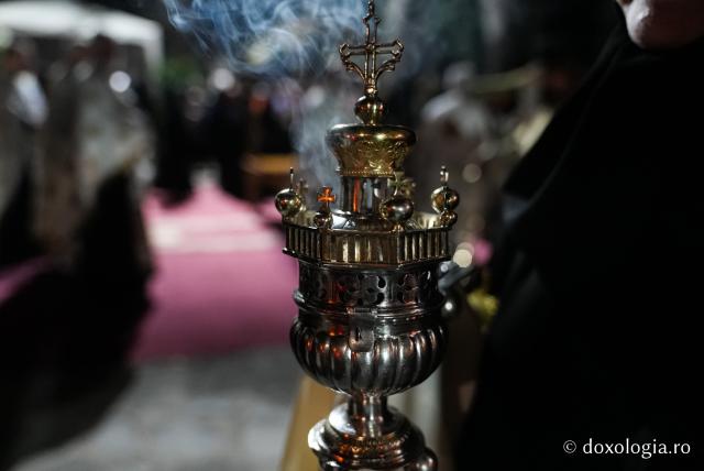 „Nu lipsi, Stăpâna noastră, privind spre noi” – procesiunea cu Epitaful Maicii Domnului la Mănăstirea Văratec
