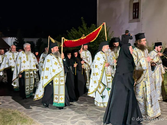 „Nu lipsi, Stăpâna noastră, privind spre noi” – procesiunea cu Epitaful Maicii Domnului la Mănăstirea Văratec