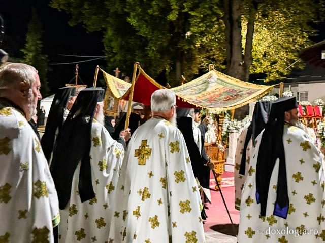 „Nu lipsi, Stăpâna noastră, privind spre noi” – procesiunea cu Epitaful Maicii Domnului la Mănăstirea Văratec