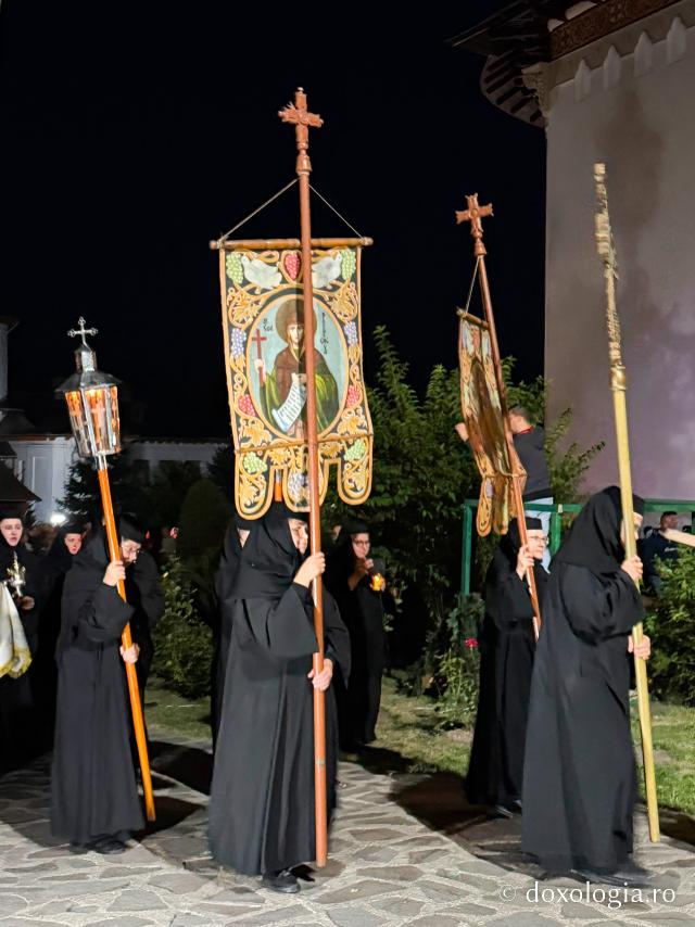 „Nu lipsi, Stăpâna noastră, privind spre noi” – procesiunea cu Epitaful Maicii Domnului la Mănăstirea Văratec