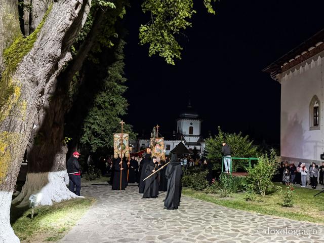 „Nu lipsi, Stăpâna noastră, privind spre noi” – procesiunea cu Epitaful Maicii Domnului la Mănăstirea Văratec