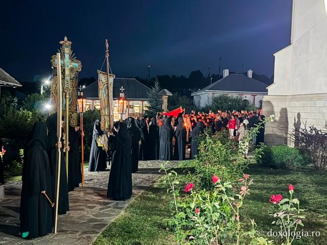 „Nu lipsi, Stăpâna noastră, privind spre noi” – procesiunea cu Epitaful Maicii Domnului la Mănăstirea Văratec