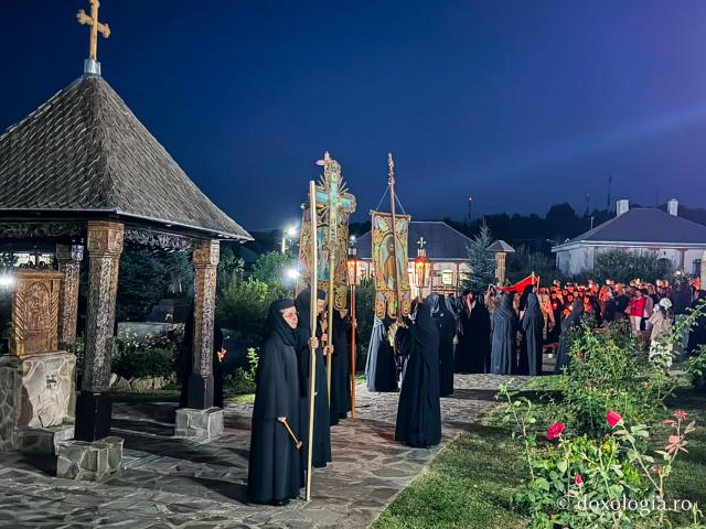 „Nu lipsi, Stăpâna noastră, privind spre noi” – procesiunea cu Epitaful Maicii Domnului la Mănăstirea Văratec