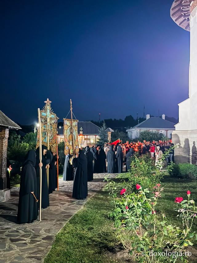 „Nu lipsi, Stăpâna noastră, privind spre noi” – procesiunea cu Epitaful Maicii Domnului la Mănăstirea Văratec