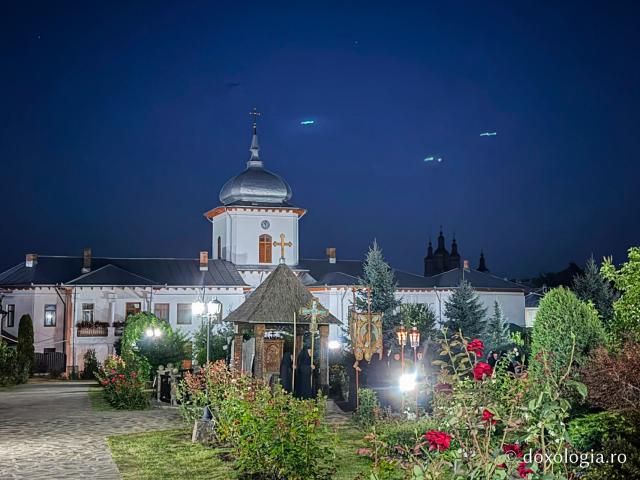 „Nu lipsi, Stăpâna noastră, privind spre noi” – procesiunea cu Epitaful Maicii Domnului la Mănăstirea Văratec