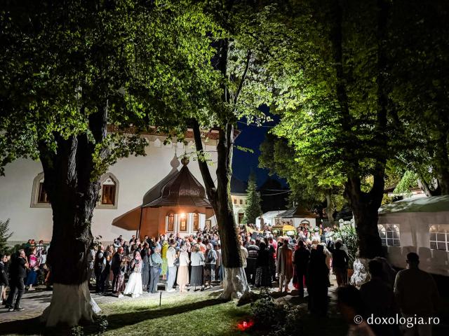 „Nu lipsi, Stăpâna noastră, privind spre noi” – procesiunea cu Epitaful Maicii Domnului la Mănăstirea Văratec