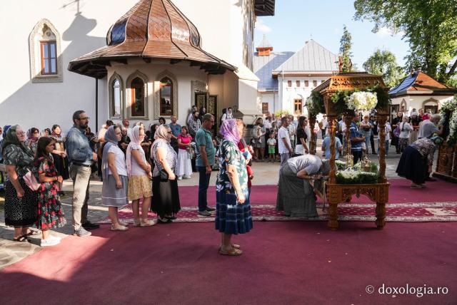 În rugăciune, alături de Maica Domnului – Prohodul Maicii Domnului la Mănăstirea Văratec