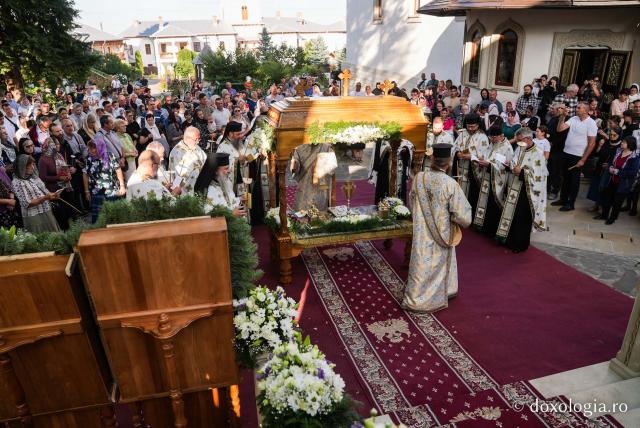 În rugăciune, alături de Maica Domnului – Prohodul Maicii Domnului la Mănăstirea Văratec