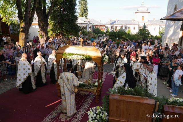 În rugăciune, alături de Maica Domnului – Prohodul Maicii Domnului la Mănăstirea Văratec