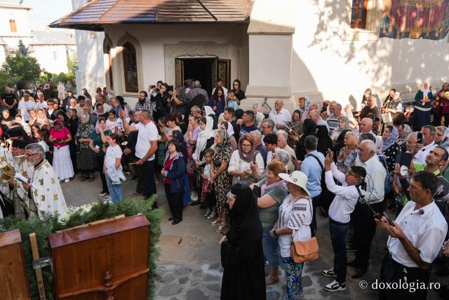 În rugăciune, alături de Maica Domnului – Prohodul Maicii Domnului la Mănăstirea Văratec