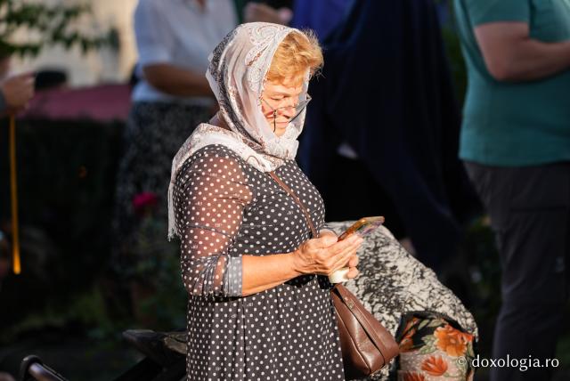 În rugăciune, alături de Maica Domnului – Prohodul Maicii Domnului la Mănăstirea Văratec