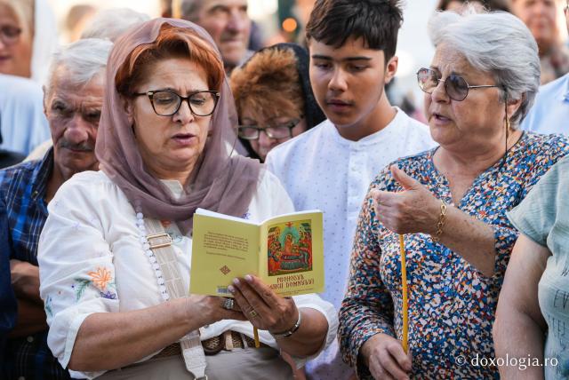 În rugăciune, alături de Maica Domnului – Prohodul Maicii Domnului la Mănăstirea Văratec