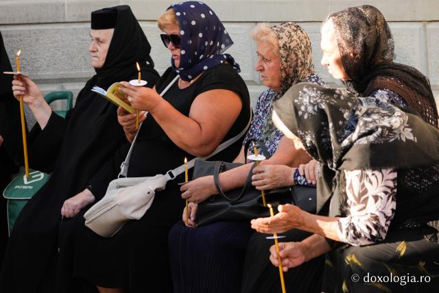 În rugăciune, alături de Maica Domnului – Prohodul Maicii Domnului la Mănăstirea Văratec