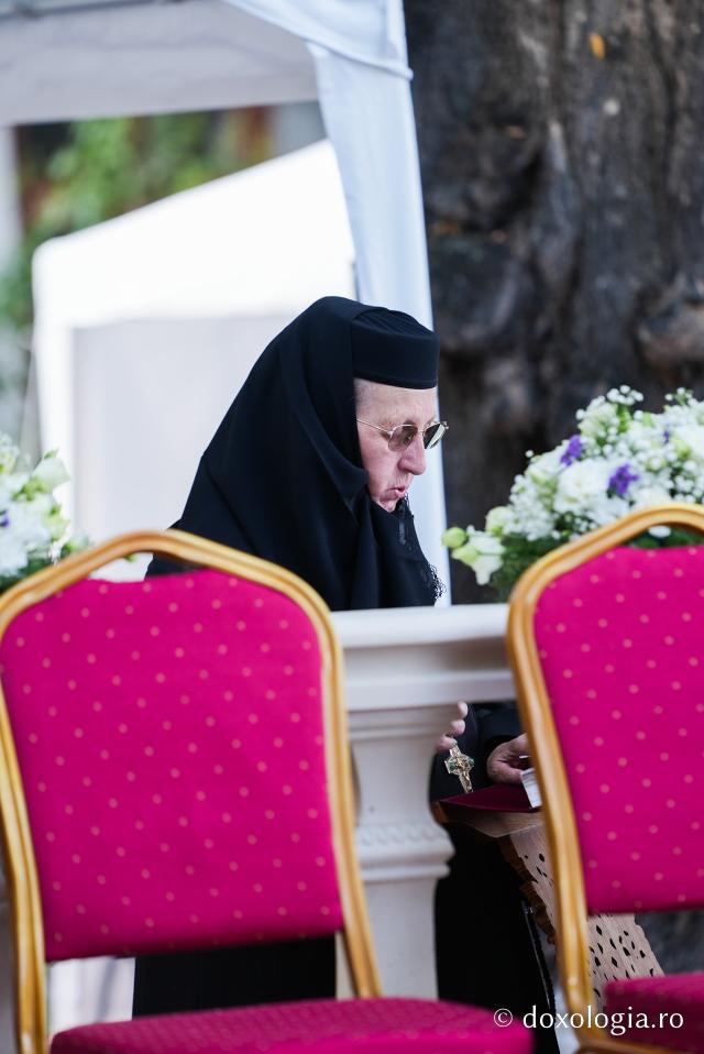 În rugăciune, alături de Maica Domnului – Prohodul Maicii Domnului la Mănăstirea Văratec