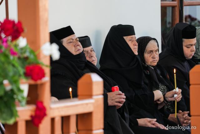 În rugăciune, alături de Maica Domnului – Prohodul Maicii Domnului la Mănăstirea Văratec