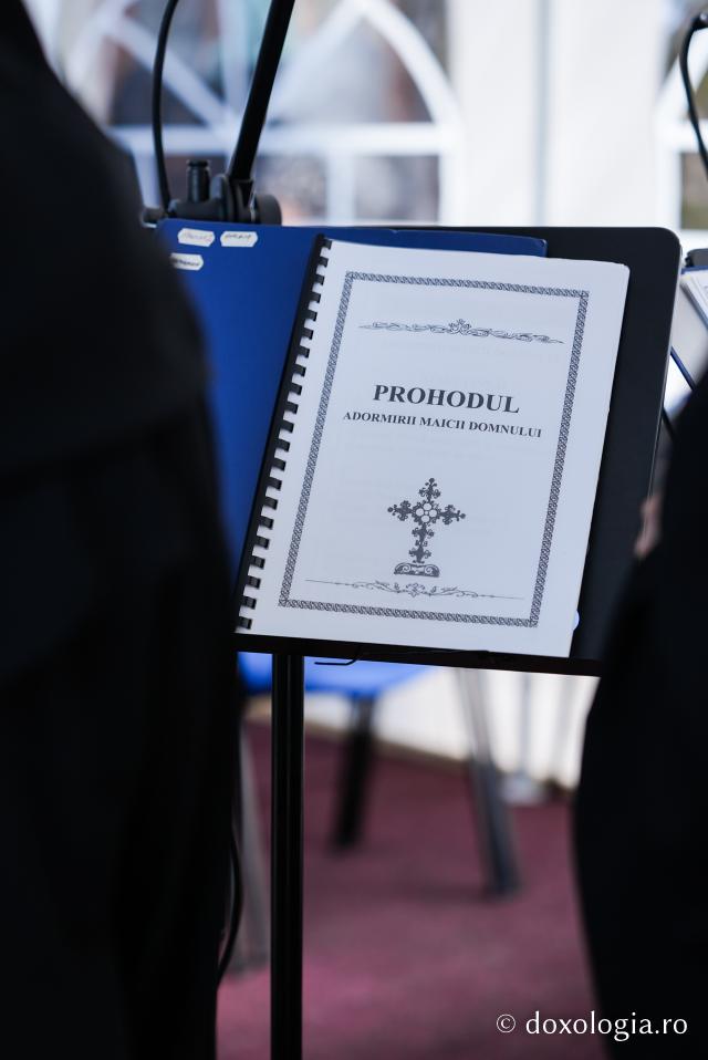 În rugăciune, alături de Maica Domnului – Prohodul Maicii Domnului la Mănăstirea Văratec