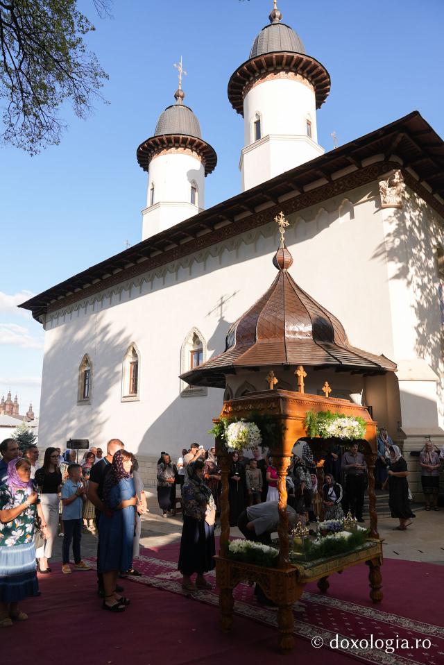 În rugăciune, alături de Maica Domnului – Prohodul Maicii Domnului la Mănăstirea Văratec