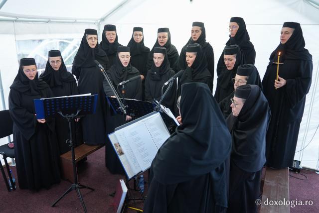 În rugăciune, alături de Maica Domnului – Prohodul Maicii Domnului la Mănăstirea Văratec