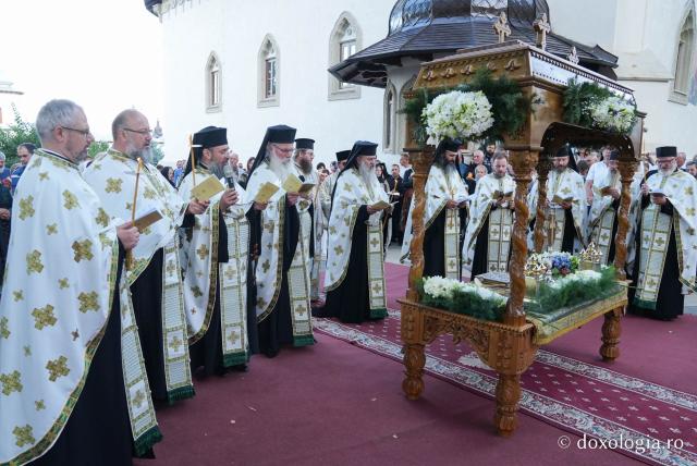 (Foto) În rugăciune, alături de Maica Domnului – Prohodul Maicii Domnului la Mănăstirea Văratec
