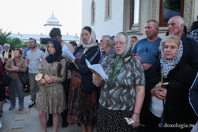 În rugăciune, alături de Maica Domnului – Prohodul Maicii Domnului la Mănăstirea Văratec