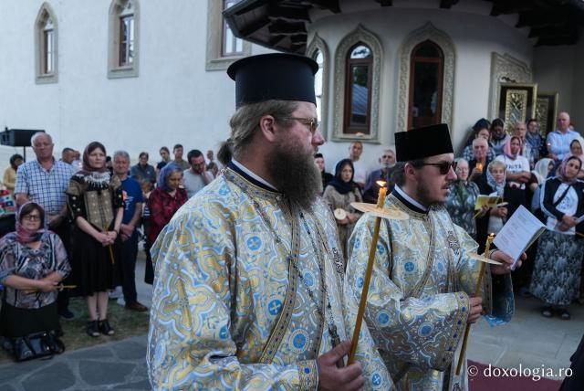 În rugăciune, alături de Maica Domnului – Prohodul Maicii Domnului la Mănăstirea Văratec