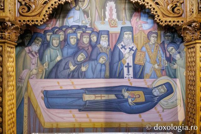 Racla cu moaștele Sfântului Cuvios Iosif de la Văratec