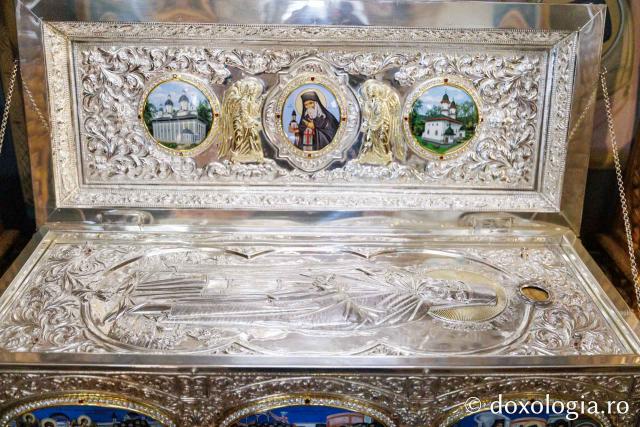 Racla cu moaștele Sfântului Cuvios Iosif de la Văratec