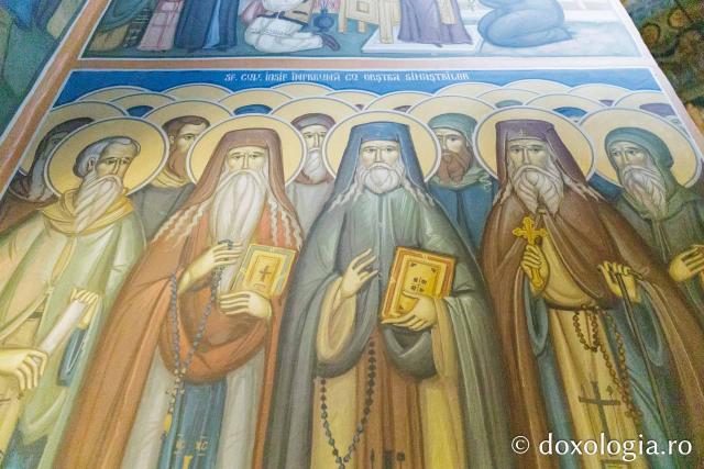 Racla cu moaștele Sfântului Cuvios Iosif de la Văratec