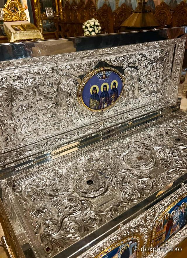 Racla cu moaștele Sfintelor Cuvioase Nazaria, Olimpiada și Elisabeta (Safta) Brâncoveanu de la Văratec