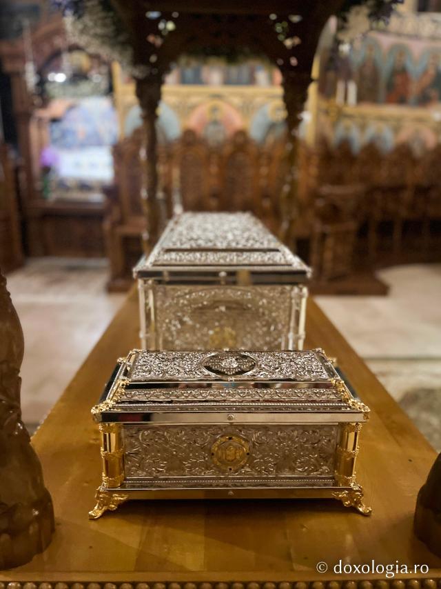Racla cu moaștele Sfintelor Cuvioase Nazaria, Olimpiada și Elisabeta (Safta) Brâncoveanu de la Văratec