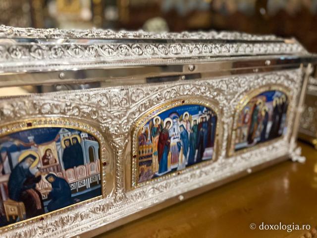 Racla cu moaștele Sfintelor Cuvioase Nazaria, Olimpiada și Elisabeta (Safta) Brâncoveanu de la Văratec