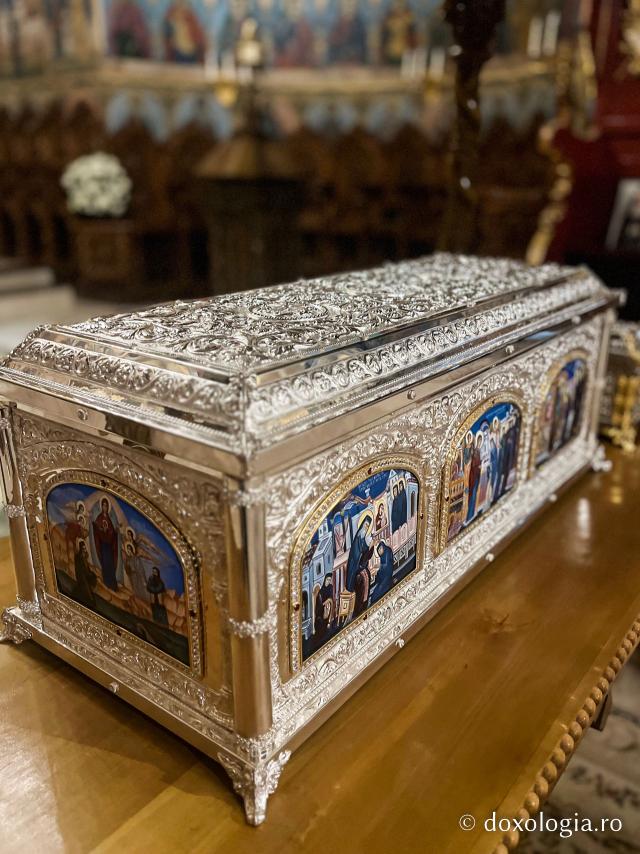 Racla cu moaștele Sfintelor Cuvioase Nazaria, Olimpiada și Elisabeta (Safta) Brâncoveanu de la Văratec