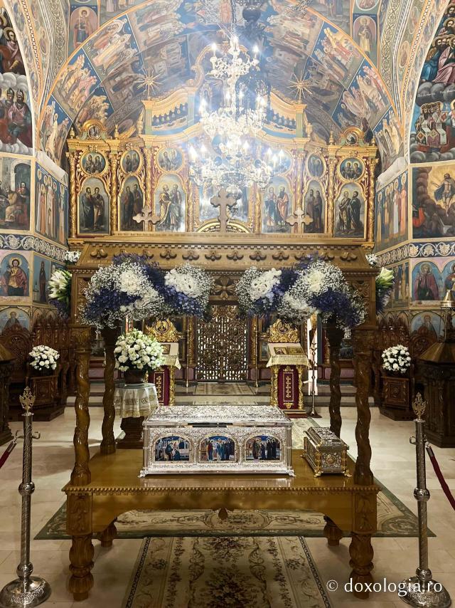 Racla cu moaștele Sfintelor Cuvioase Nazaria, Olimpiada și Elisabeta (Safta) Brâncoveanu de la Văratec