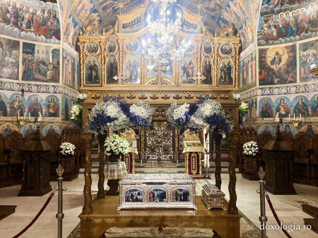 Racla cu moaștele Sfintelor Cuvioase Nazaria, Olimpiada și Elisabeta (Safta) Brâncoveanu de la Văratec