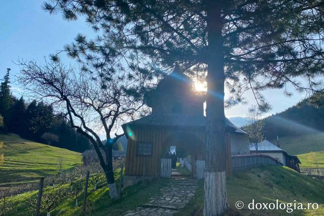 (Foto) „Vederi cu SENS”:  Credința surprinsă în vacanță – Ziua Mondială a Fotografiei 