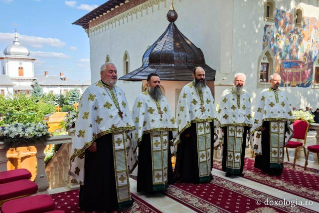 La ceas de vecernie, la Mănăstirea Văratec – scoaterea Sfântului Epitaf al Adormirii Maicii Domnului