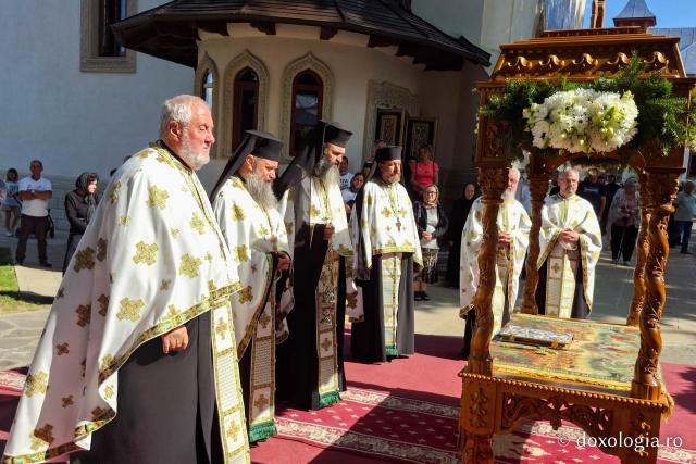 La ceas de vecernie, la Mănăstirea Văratec – scoaterea Sfântului Epitaf al Adormirii Maicii Domnului
