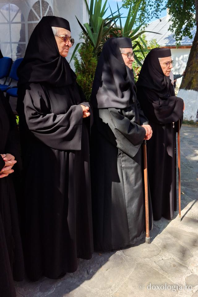 La ceas de vecernie, la Mănăstirea Văratec – scoaterea Sfântului Epitaf al Adormirii Maicii Domnului
