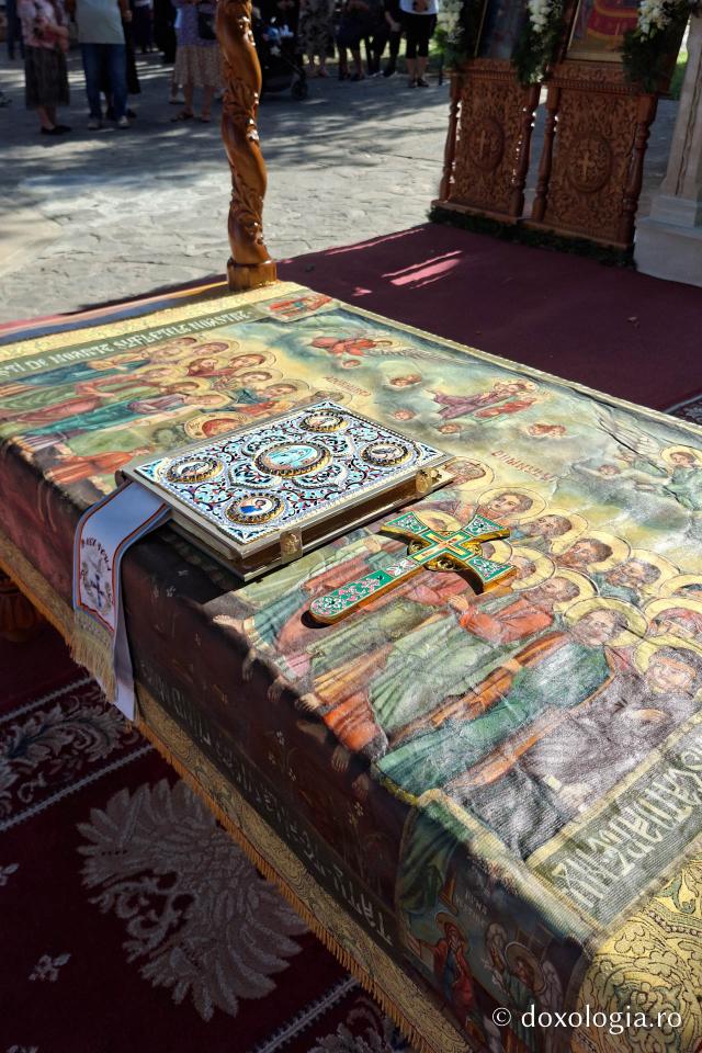 La ceas de vecernie, la Mănăstirea Văratec – scoaterea Sfântului Epitaf al Adormirii Maicii Domnului