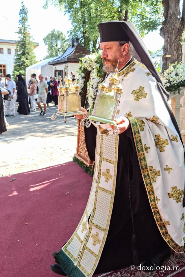 La ceas de vecernie, la Mănăstirea Văratec – scoaterea Sfântului Epitaf al Adormirii Maicii Domnului