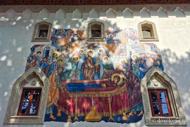 La ceas de vecernie, la Mănăstirea Văratec – scoaterea Sfântului Epitaf al Adormirii Maicii Domnului
