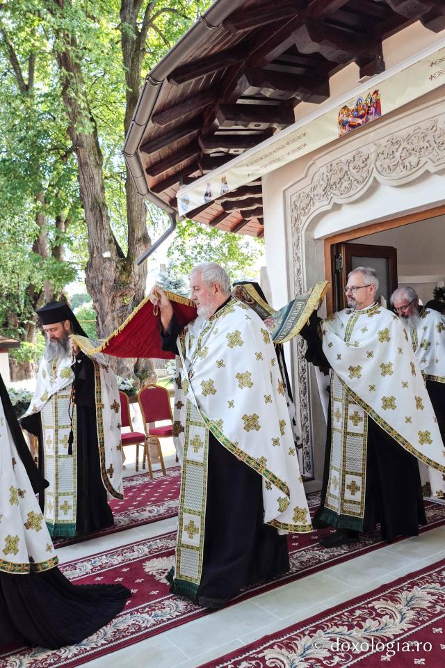 La ceas de vecernie, la Mănăstirea Văratec – scoaterea Sfântului Epitaf al Adormirii Maicii Domnului