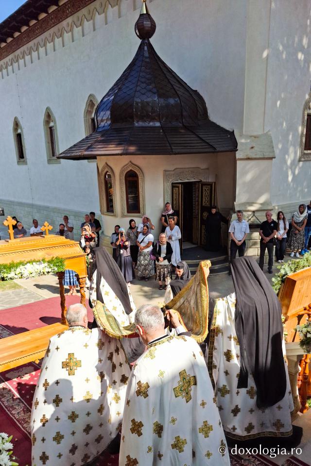 La ceas de vecernie, la Mănăstirea Văratec – scoaterea Sfântului Epitaf al Adormirii Maicii Domnului