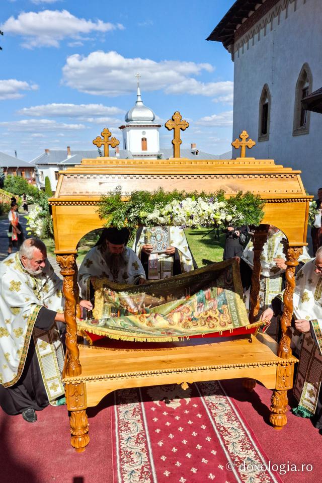 La ceas de vecernie, la Mănăstirea Văratec – scoaterea Sfântului Epitaf al Adormirii Maicii Domnului