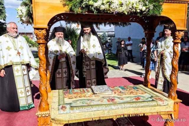 La ceas de vecernie, la Mănăstirea Văratec – scoaterea Sfântului Epitaf al Adormirii Maicii Domnului