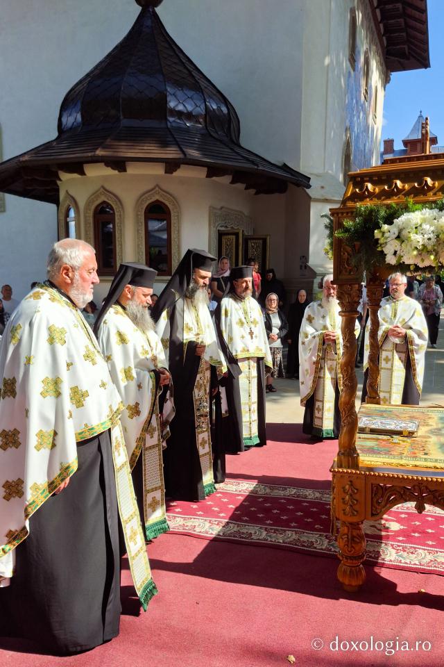 La ceas de vecernie, la Mănăstirea Văratec – scoaterea Sfântului Epitaf al Adormirii Maicii Domnului
