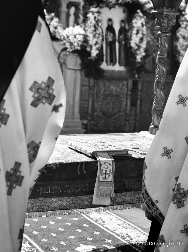 La ceas de vecernie, la Mănăstirea Văratec – scoaterea Sfântului Epitaf al Adormirii Maicii Domnului