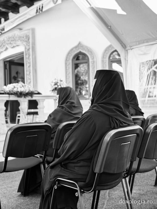 La ceas de vecernie, la Mănăstirea Văratec – scoaterea Sfântului Epitaf al Adormirii Maicii Domnului