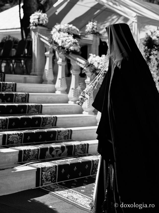 La ceas de vecernie, la Mănăstirea Văratec – scoaterea Sfântului Epitaf al Adormirii Maicii Domnului