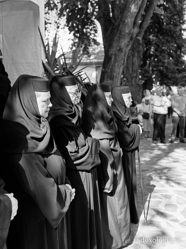 La ceas de vecernie, la Mănăstirea Văratec – scoaterea Sfântului Epitaf al Adormirii Maicii Domnului